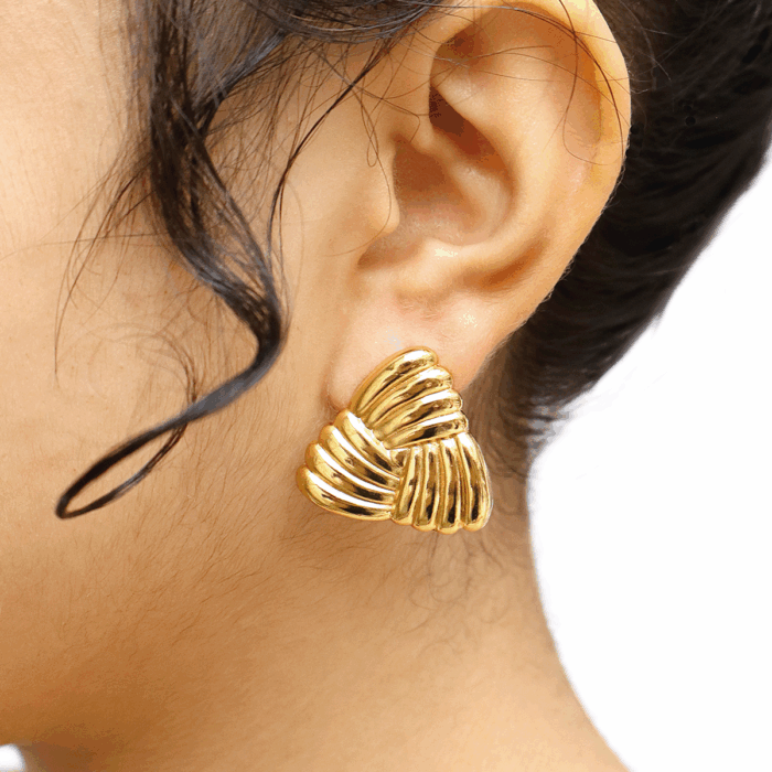Aretes Triángulos Entrelazados Dorados - Imagen 2